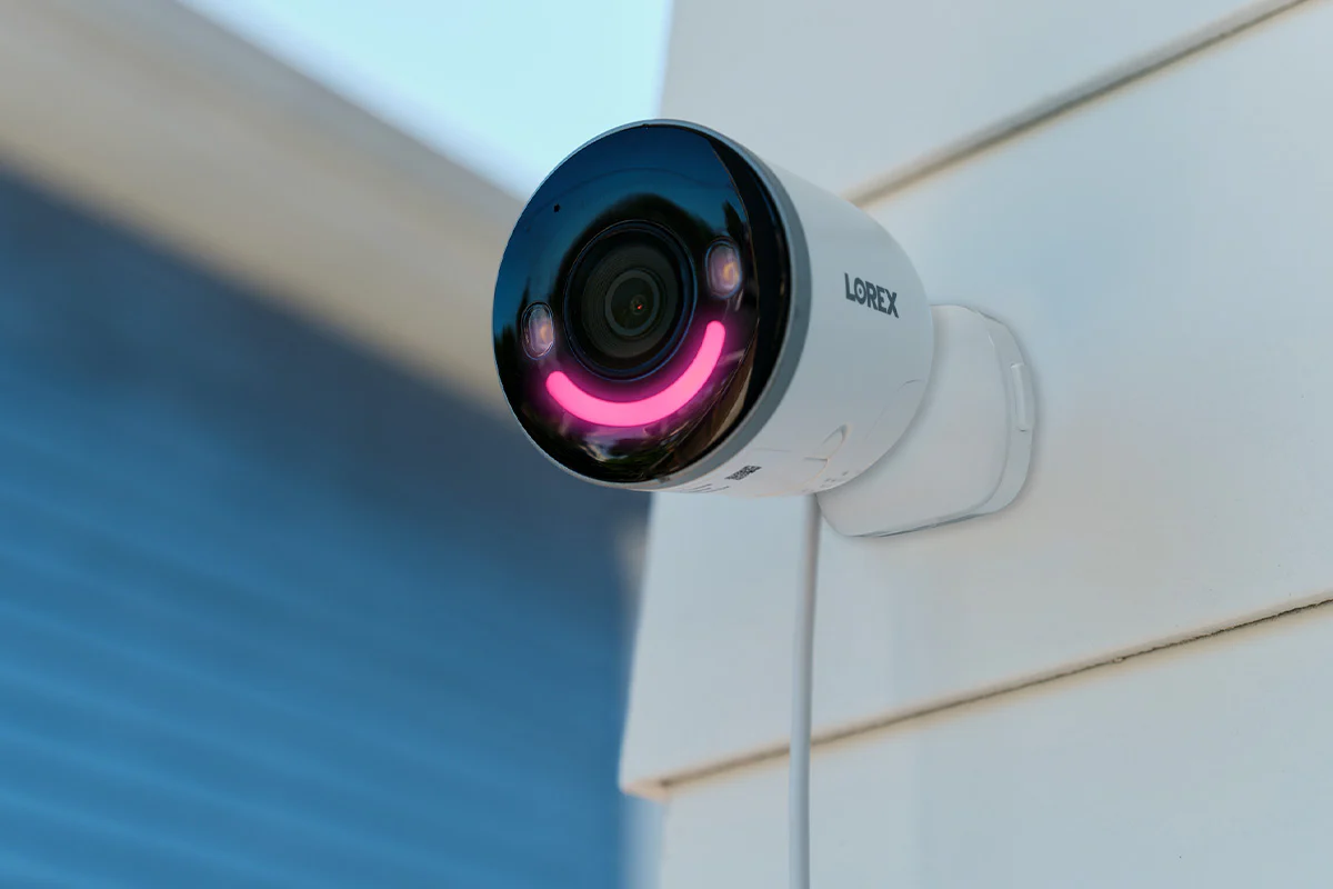 Lorex 4K Spotlight Indoor/Outdoor Wi-Fi 6 Security Camera with Smart Security Lighting (32GB) - Image 4
